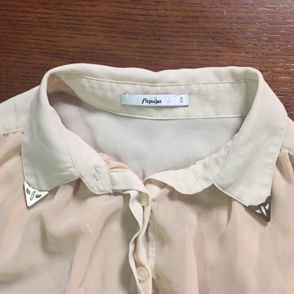 Sleeveless sheer blouse with gold collar tips